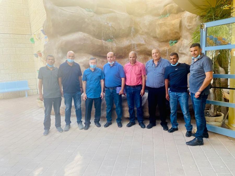 عرعرة النقب: د. أشرف الطلقات يرشد طلاب مدرسة السلام بخصوص اعراض ومخاطر الكورونا